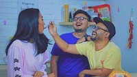 Sosok ramah yang sering bercanda ini membuat Allan punya banyak teman seru-seruan. Teman-temannya ini selalu setia menemani bahkan saat kulineran. Foto: instagram @allanwangsa