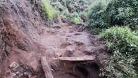 Hujan deras bikin Jalur Selo mengalami kerusakan sebagian. Pemasangan plang di lokasi kemping juga menghindari adanya korban (Foto: Taman Nasional Gunung Merbabu/Instagram)