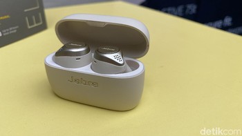 Earphone ini turut dibekali baterai yang diklaim mampu pertahan hingga 28 jam pemakaian menggunakan charging case. Foto: Adi Fida Rahman/detikINET