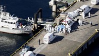 Ada sejumlah ambulans yang disiaga untuk membawa penumpang yang positif corona. Hiroko Harima/Kyodo News via AP.