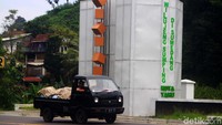 Pengendara melintas di depan gapura selamat datang di Sumedang.