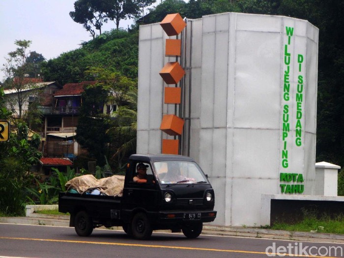 Gapura ucapan selamat datang Kabupaten Sumedang di Desa ciherang Kecamatan Sumedang Selatan menuai banyak kritikan netizen di medsos. Begini penampakannya.