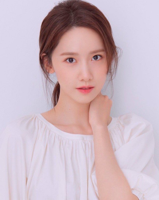 Beberapa waktu lalu Top Beauty World merilis daftar 100 Most Beautiful Women Of 2019. Daftar tersebut pun dipuncaki oleh Yoona yang merupakan idol dan aktris asal Korea Selatan. Yoona SNSD mengalah 99 wanita dari seluruh dunia termasuk Emilia Clarke hingga Raisa. Foto: Twitter SNSD