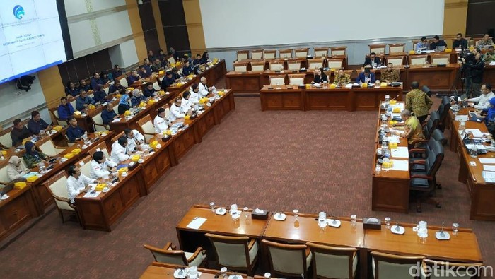 Menkominfo Johnny Plate Rapat dengan Komisi I DPR