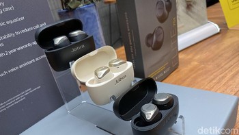 Selain itu earphone ini punya kemampuan menyaring kebisingan. Ini berkat mode HearThrough yang dapat secara otomatis mengambil suara di sekitar dan memutarkan langsung di telinga. Foto: Adi Fida Rahman/detikINET