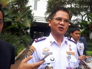 Dishub DKI Ancam Angkut Motor yang Parkir Liar di Tebet Eco Park