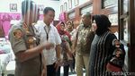 Ekspresi Risma Saat Terima Surat dari Netizen Penghinanya