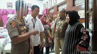 Risma pun meminta warga Surabaya agar juga memaafkan Zikria. Menurut Risma, ia tidak mempermasalahkan jika dianggap jelek dan tidak pantas memimpin Jakarta. Sebab, meskipun jelek ia merupakan ciptaan Tuhan dan selama ini dirinya pantang meminta jabatan. Untuk itu, Risma kembali berpesan jangan karena hanya dirinya sehingga semua orang harus bermusuhan. Ia juga mengimbau kepada masyarakat Surabaya atau yang mencintai dirinya agar turut serta memaafkan Zikria.