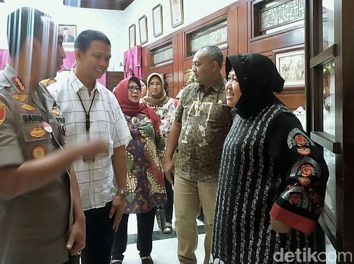 Wali Kota Surabaya Tri Rismaharini akhirnya memaafkan Zikria Dzatil, netizen yang telah menghinanya. Sebelumnya, Zikria meminta maaf secara terbuka kepada Risma