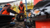 Selain itu ban bekas tersebut dibentuk agar terlihat unik, seperti bentuk angsa ini.