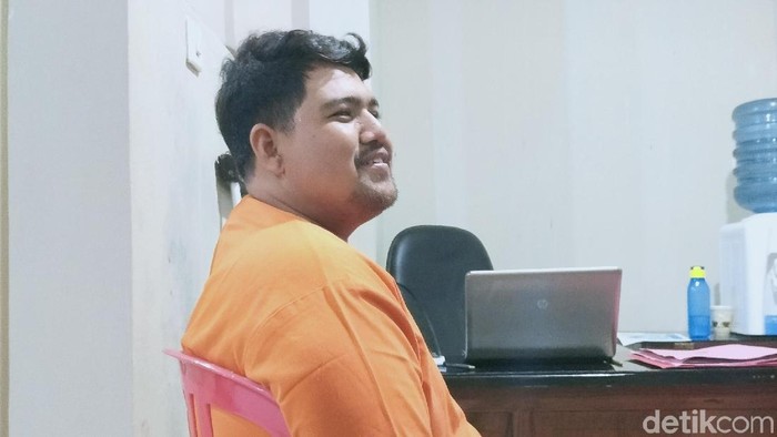 Ali Heri Sanjaya (27), pelaku pembunuhan dan pembakar Rosidah (17) sudah menjalani rekonstruksi. Usai rekonstruksi, ia bercerita mengenai aksi bullying yang dilakukan Rosidah.