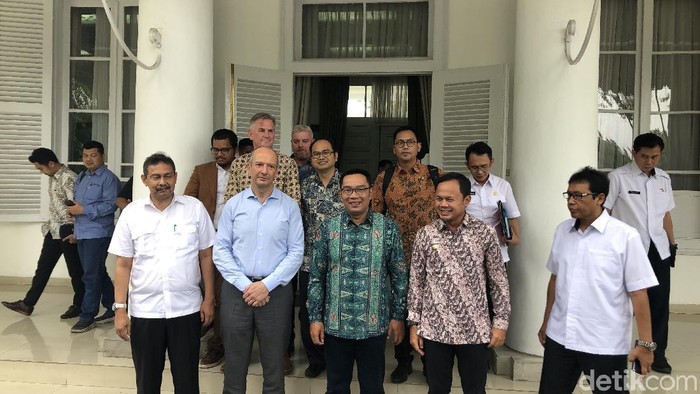 Gubernur Jabar Ridwan Kamil bahas pembangunan tempat pengolahan sampah plastik di Gedung Pakuan.