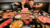 Ditemani bintang K-pop Amber. Mike terlihat semangat menyantap aneka hidangan daging BBQ khas Jepang yang bikin ngiler. Foto: Instagram @mikexingchen