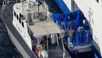 Para penumpang yang positif terkena virus corona dipindahkan dari kapal pesiar Diamond Princess yang bersandar di Pelabuhan Yokohama, Jepang. Hiroko Harima/Kyodo News via AP.