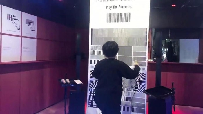 Ei Wada, seniman yang mengubah barcode jadi alat musik.