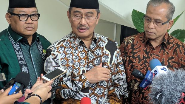 Mantan Ketua Mahkamah Konstitusi Jimly Asshiddiqie angkat suara terkait wacana pemulangan 600 WNI mantan anggota ISIS ke Indonesia. Dia menyebut harus ada pencabutan paspor para mantan anggota ISIS tersebut.
