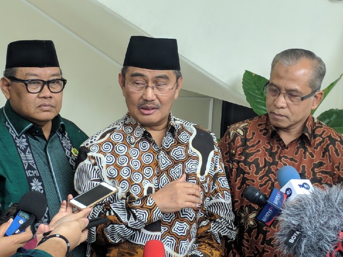 Mantan Ketua Mahkamah Konstitusi Jimly Asshiddiqie angkat suara terkait wacana pemulangan 600 WNI mantan anggota ISIS ke Indonesia. Dia menyebut harus ada pencabutan paspor para mantan anggota ISIS tersebut.