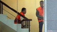 Wahyu dijerat saat menjabat Komisioner KPU, sedangkan Agustiani disebut sebagai orang kepercayaan Wahyu yang juga mantan anggota Badan Pengawas Pemilu (Bawaslu). Lalu Saeful hanya disebut KPK sebagai swasta dan Harun adalah kader PDIP. KPK menjerat Saeful dan Harun sebagai pemberi suap, sedangkan Wahyu dan Agustiani adalah penerimanya.