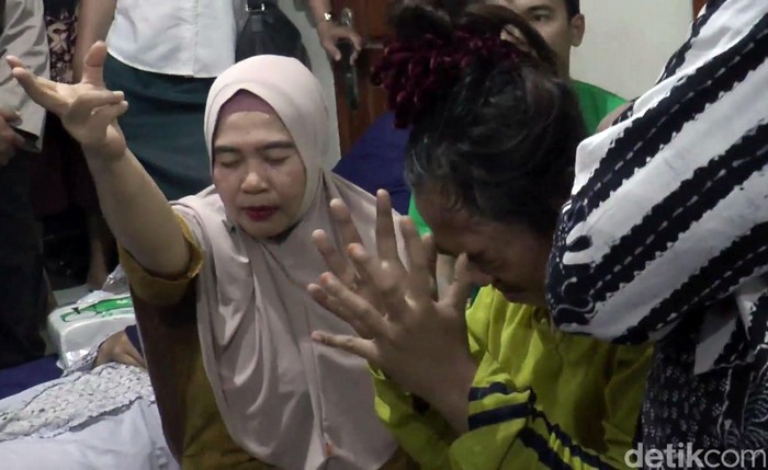 Pengobatan Ningsih Tinampi Tim gabungan lintas instansi dari Pemerintah Provinsi Jawa Timur mendatangi lokasi pengobatan Ningsih Tinampi. Di depan belasan petugas, Ningsih pun beraksi.