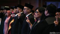 Pejabat tinggi eselon satu dan dua disumpah dengan disaksikan Menparekraf Wishnutama.