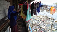 Kawasan tersebut dikenal sangat kumuh karena warga memanfaatkan lokasi, drainase dan tempat hidup mereka di dalam satu tempat. Seorang ibu menjemur pakaian di halaman depan rumahnya yang di depannya terdapat tumpukan sampah.