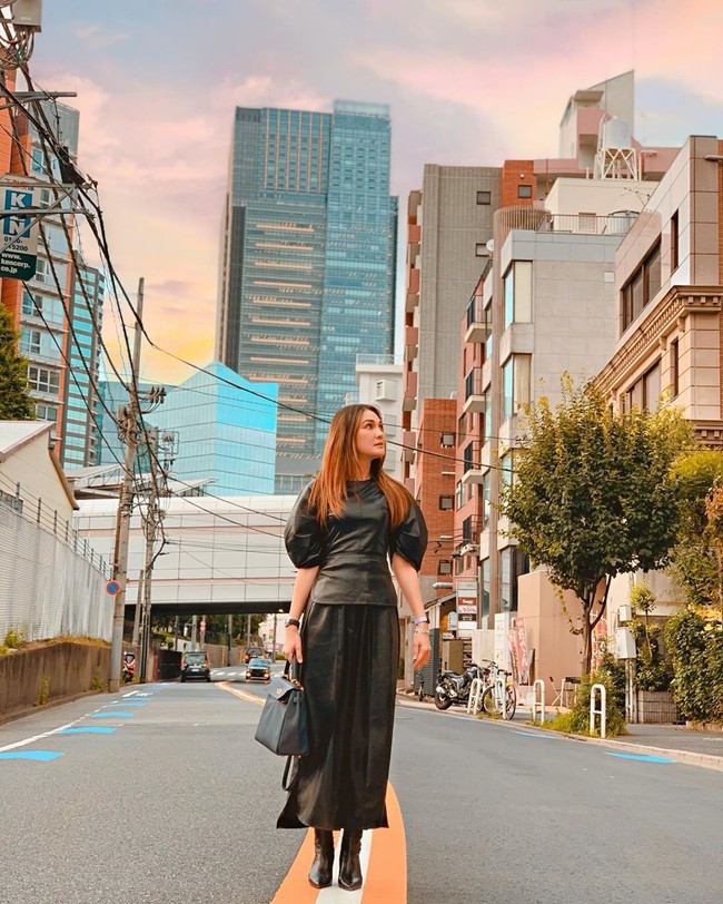 All black street style Luna Maya saat liburan di Jepang ini pas untuk kamu yang ingin tampil edgy namun tetap stylish saat #ootd. Foto: Instagram @ lunamaya