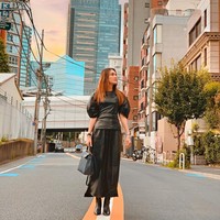 All black street style Luna Maya saat liburan di Jepang ini pas untuk kamu yang ingin tampil edgy namun tetap stylish saat #ootd. Foto: Instagram @ lunamaya