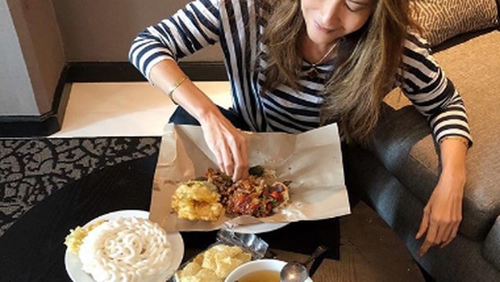 seleb makan di warteg seleb makan di warteg