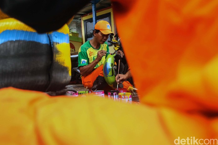 Petugas PPSU Sulap Ban Bekas Jadi Pot Cantik Ban bekas yang didapat petugas PPSU dari pemukiman warga ternyata tidak dibuang percuma. Ban bekas ini disulap jadi pot bunga yang cantik.
