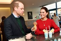 Momen Manis Pangeran William dan Kate Middleton Nikmati Es Krim di Wales