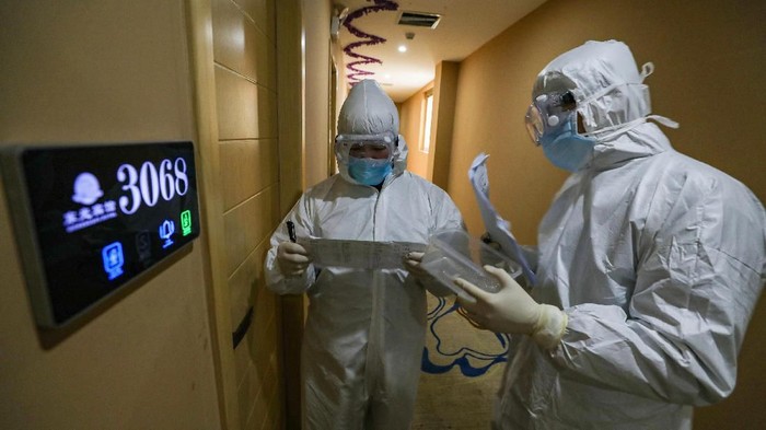 This photo taken on February 3, 2020 shows medical staff members on their rounds at a quarantine zone in Wuhan, the epicentre of the new coronavirus outbreak, in Chinas central Hubei province. - The number of total infections in Chinas coronavirus outbreak has passed 20,400 nationwide with 3,235 new cases confirmed, the National Health Commission said on February 4. (Photo by STR / AFP) / China OUT