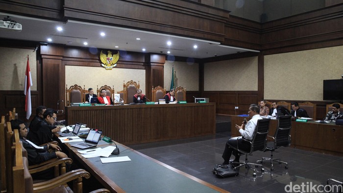 SIDANG LANJUTAN KASUS SUAP ANTAR BUMN Terdakwa kasus suap proyek Baggage Handling System (BHS) di PT Angkasa Pura Propertindo Andra Y Agussalam (batik coklat) dan Darman Mappangara (batik hitam) mengikuti jalannya sidang lanjutan di Pengadilan Tipikor, Jakarta, Rabu (5/2/2020). Mantan Direktur Keuangan PT Angkasa Pura II dan mantan Dirut PT INTI tersebut menjalani sidang dengan agenda mendengarkan keterangan ahli hukum pidana Universitas Islam Indonesia (UII), Mudzakir.