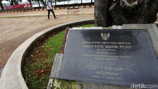 Sejumlah warga bermain di Taman Kota Waduk Pluit, Jakarta Utara, Rabu (5/1/2020). Taman yang diresmikan era Jokowi tersebut masih ramai dikunjungi warga setiap sorenya.
