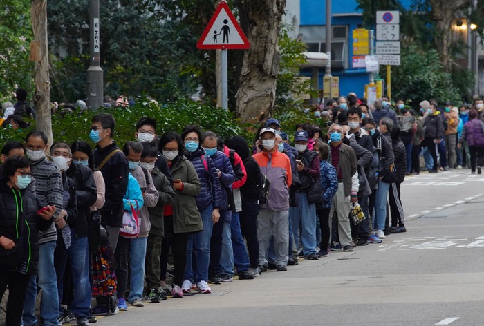 Antrean Panjang Pembeli Masker di Hong Kong People queue up to buy face masks at a cosmetics shop in Hong Kong, Thursday, Jan. 30, 2020. The death toll rose to 170 in the new virus outbreak in China on Thursday as foreign evacuees from the worst-hit region begin returning home under close observation and world health officials expressed