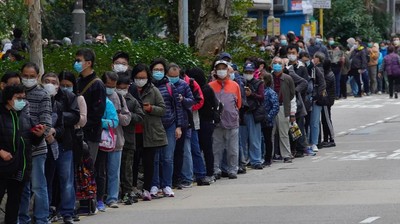 Antrean Panjang Pembeli Masker di Hong Kong