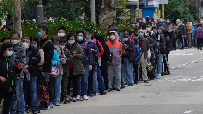 Antrean Panjang Pembeli Masker di Hong Kong People queue up to buy face masks at a cosmetics shop in Hong Kong, Thursday, Jan. 30, 2020. The death toll rose to 170 in the new virus outbreak in China on Thursday as foreign evacuees from the worst-hit region begin returning home under close observation and world health officials expressed great concern that the disease is starting to spread between people outside of China. (AP Photo/Vincent Yu)