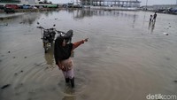 Selain sampah, ancaman lain yang turut membayangi kehidupan warga di wilayah itu adalah banjir rob yang kerap datang di saat musim hujan tiba.