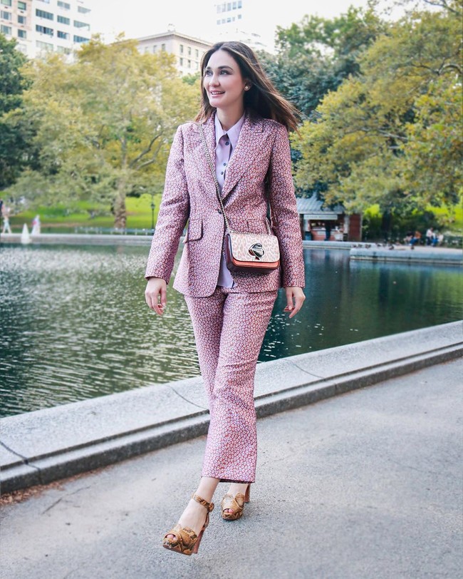 Gaya formal dengan kemeja dan blazer namun tetap kekinian dari Luna Maya ini juga bisa jadi inspirasi kamu. Tambahkan sling bag untuk membuat penampilan street style kamu semakin stylish. Foto: Instagram @ lunamaya