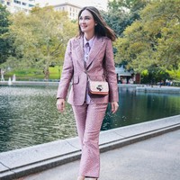 Gaya formal dengan kemeja dan blazer namun tetap kekinian dari Luna Maya ini juga bisa jadi inspirasi kamu. Tambahkan sling bag untuk membuat penampilan street style kamu semakin stylish. Foto: Instagram @ lunamaya
