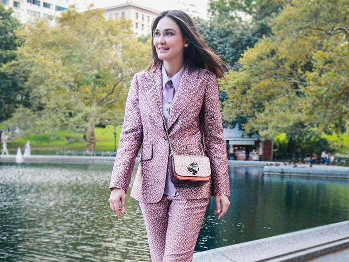 Luna Maya Street Style