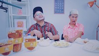 Allan juga kerap membuat konten mukbang di channel youtubenya. Sesekali ia menampilkan foto aksi mukbangnya lewat instagram. Kali ini Allan menyantap biskuit dan aneka makanan sekaligus. Foto: instagram @allanwangsa