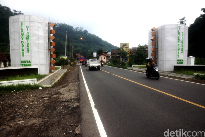 Gapura ucapan selamat datang Kabupaten Sumedang di Desa ciherang Kecamatan Sumedang Selatan menuai banyak kritikan netizen di medsos. Begini penampakannya.