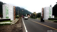 Gapura yang bertuliskan Selamat Datang di Sumedang Kota Tahu itu dinilai tidak memiliki karya seni atau mencirikan khas kabupaten Sumedang. Gapura dinilai dibangun dengan desain alakadarnya.