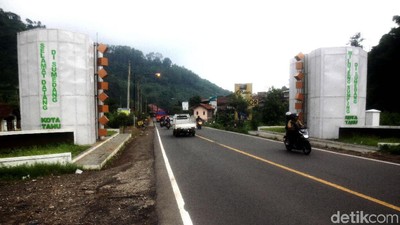 Penampakan Gapura di Sumedang yang Dikritik Netizen