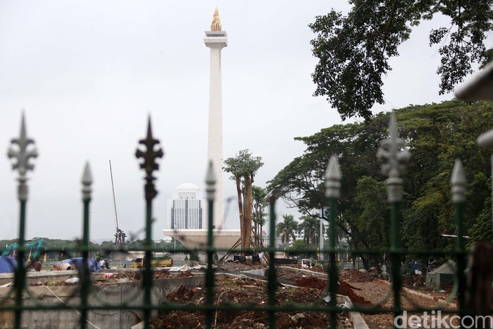 Pohon-pohon di kawasan Monas yang ditebang akibat revitalisasi Plaza Selatan Monas mulai diganti. Rencananya ada 573 pohon yang akan ditanam.
