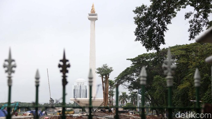 Pohon-pohon di kawasan Monas yang ditebang akibat revitalisasi Plaza Selatan Monas mulai diganti. Rencananya ada 573 pohon yang akan ditanam.