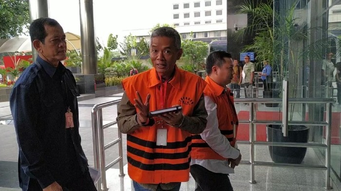 Penyidik Komisi Pemberantasan Korupsi (KPK) memeriksa tersangka kasus suap pergantian antar waktu (PAW) anggota DPR, Wahyu Setiawan. Wahyu dipriksa sebagai saksi.