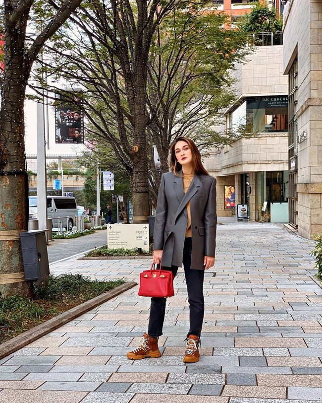 Street style memadukan blazer dengan boots ala Luna Maya ini bisa jadi inspirasi #ootd kamu. Kamu nggak perlu terlalu banyak memakai aksesori, hanya dengan memakai boots dan blazer, penampilanmu jadi bertambah satu tingkat. Foto: Instagram @ lunamaya