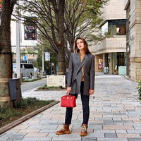 Street style memadukan blazer dengan boots ala Luna Maya ini bisa jadi inspirasi #ootd kamu. Kamu nggak perlu terlalu banyak memakai aksesori, hanya dengan memakai boots dan blazer, penampilanmu jadi bertambah satu tingkat. Foto: Instagram @ lunamaya