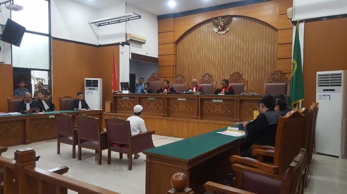 Sidang Ari Darmawan